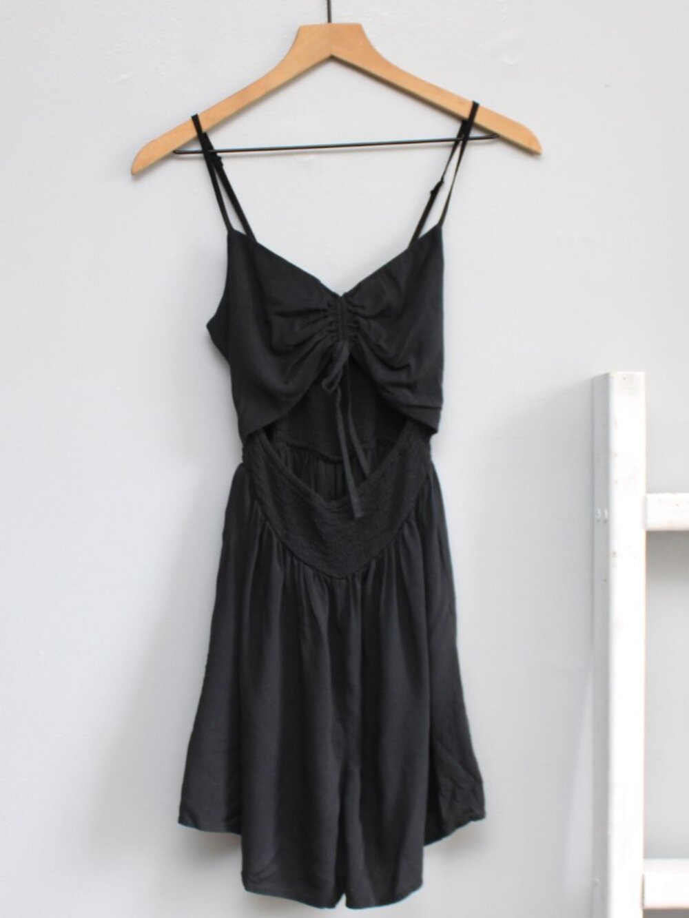 Hollister Black Front Cut-Out Ruched Bodice Sleeveless Shorts Romper Size Small - Picture 2 of 6